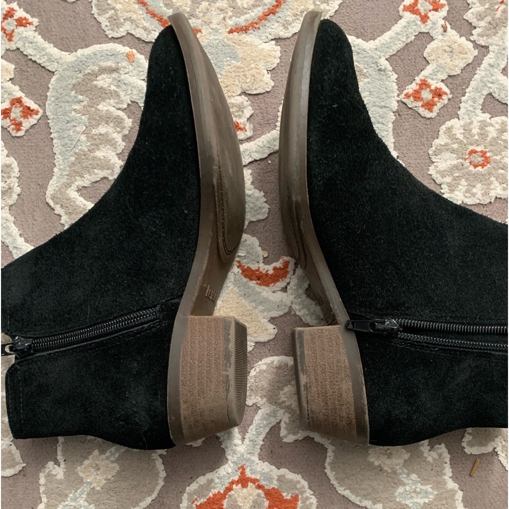 Very comfortable black zippered suede booties!